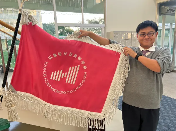 新校章（ロゴ）の校旗が到着しました