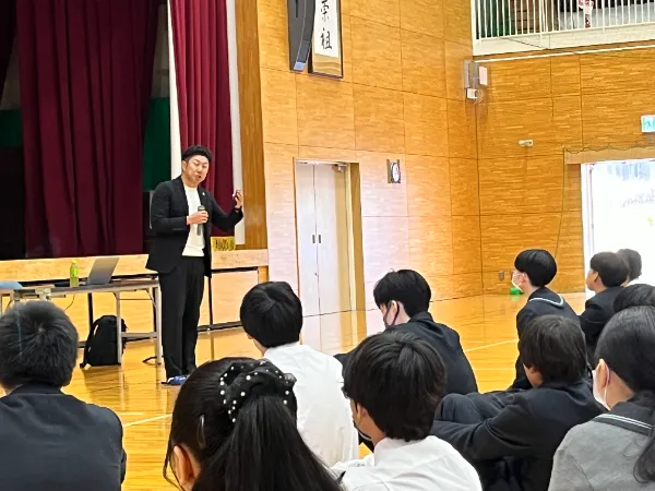 広島県介護福祉士会会長 吉岡 俊昭さんによる講演会（１学年キャリア教育）