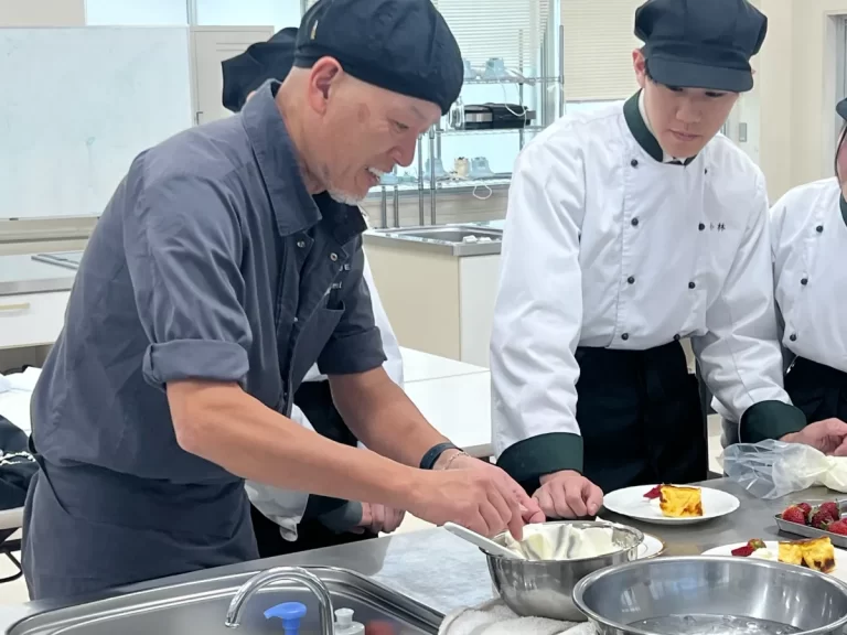 【２年生　パティシエコース】和泉シェフによる特別授業