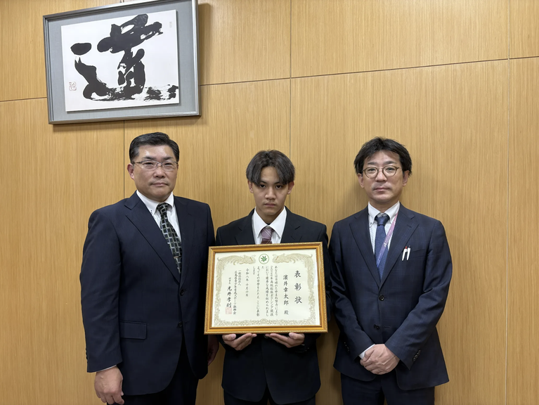 インターハイに出場した濱井幸太郎さんに表彰状が授与されました